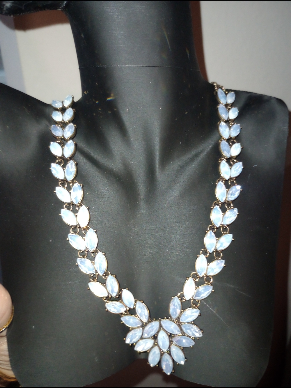 Elegant Opalescent Leaf-Design Statement Necklace